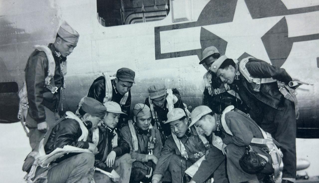1944年在美国接受培训的中国空军轰炸机机组人员正在研究飞行任务