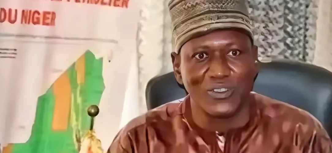 尼日尔石油部长又在找理由了，
说中国员工8000多美元，
尼日尔员工才1200美