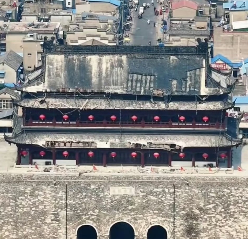 果然，这屋顶做了沥青防水层，居然直接在上面铺瓦，真是人才！
屋瓦肯定是用水泥砌的