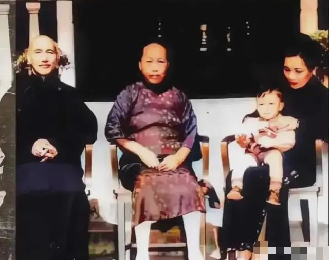 很难得的校长与母亲合影画面