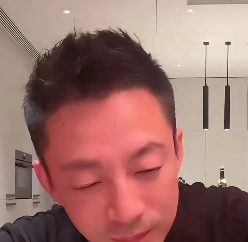 汪小菲爱于直播间跟网友唠嗑，
他老是爱回忆往昔，
每次一回忆往昔，
就似乎