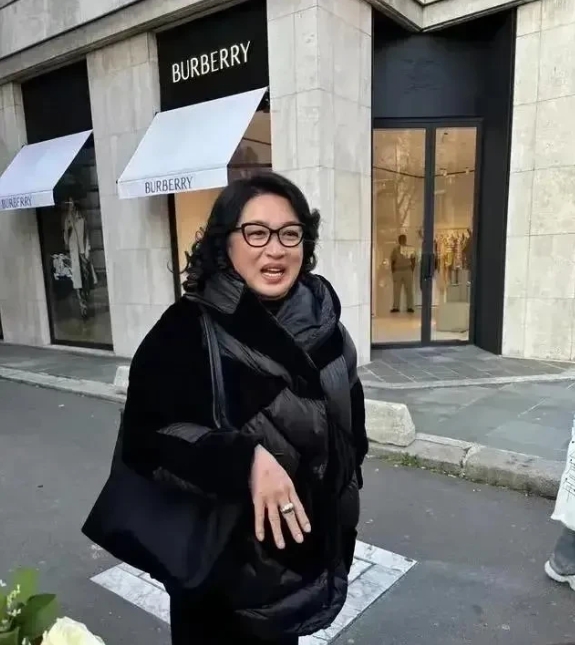 金星现身巴黎街头！近日，57岁的金星独自在巴黎街头被网友偶遇，没有老公汉斯的陪伴