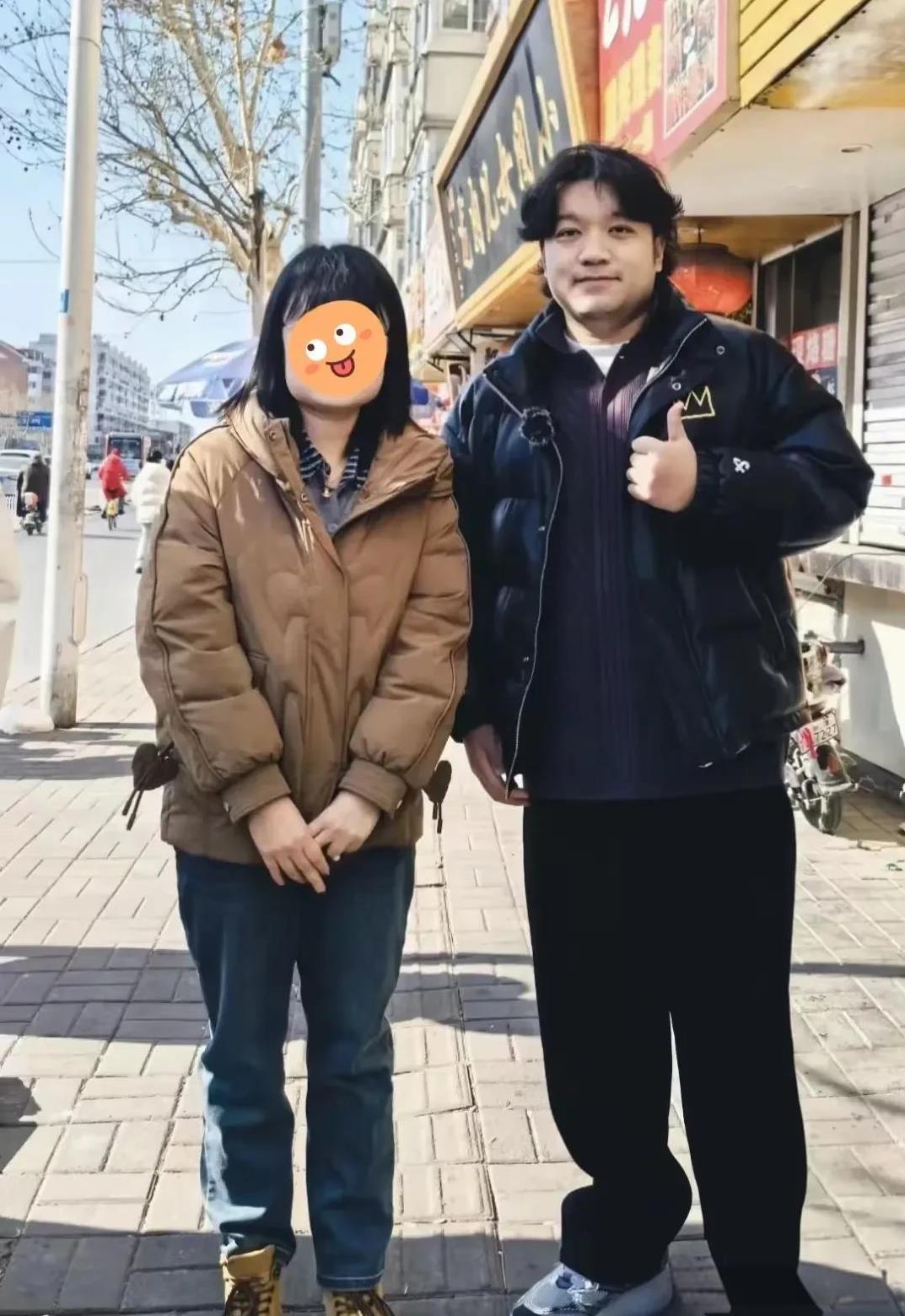 家有儿女，小雨的扮演者真是人到中年，还顶着娃娃脸，自由自在的做着京爷，拍拍视频，