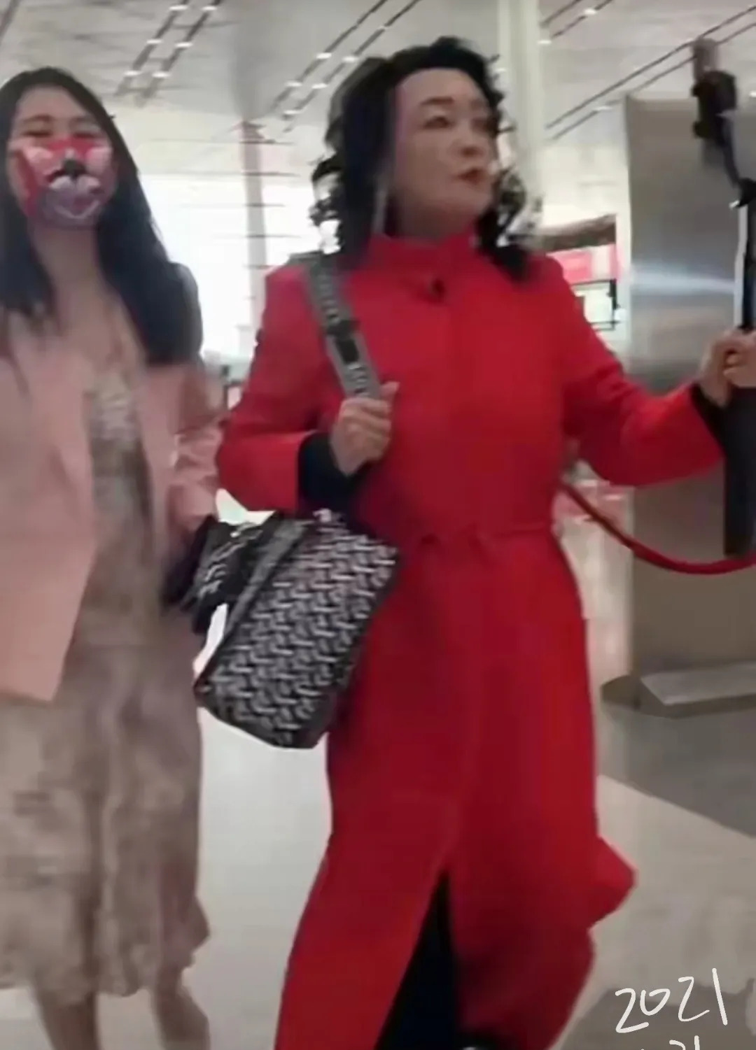 张兰穿红衣见孙被批











天呐！兰姐去看孙子孙女，竟然因为穿了件
