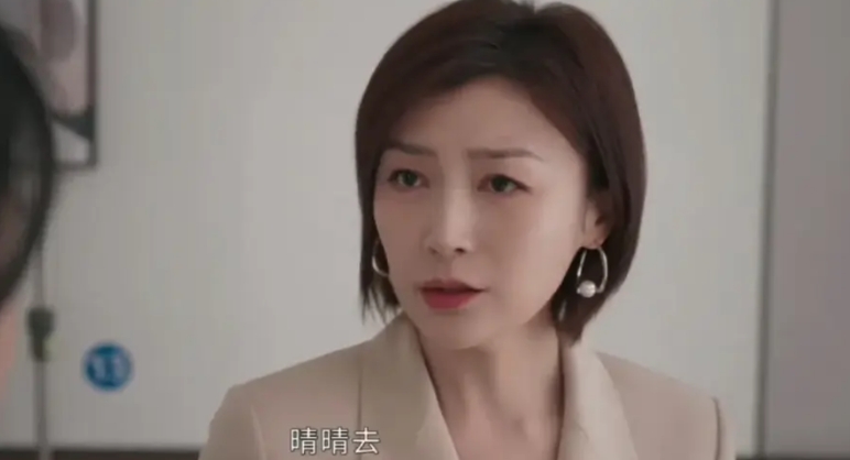 低调的女人，都是狠角色。
比如代乐乐，在新剧“以美之名”中扮演的李总这个角色，平