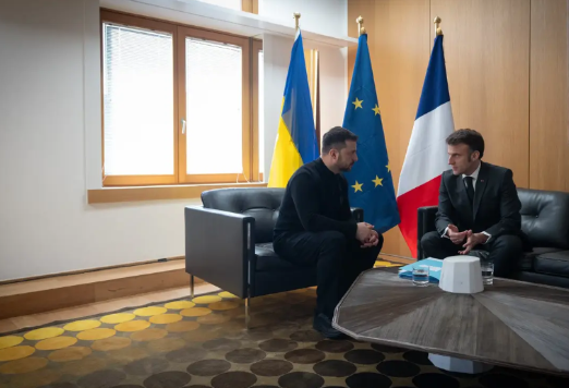 法国总统马克龙3月6日发文说：
“一起在布鲁塞尔。
为了稳固持久的和平。
为了欧