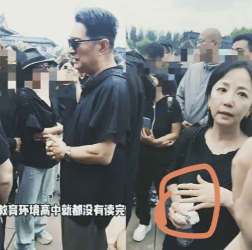 黄安带着老婆，参加千百惠北京告别，网传老婆叫张晓燕，现场画面也太戳人了！网传张晓