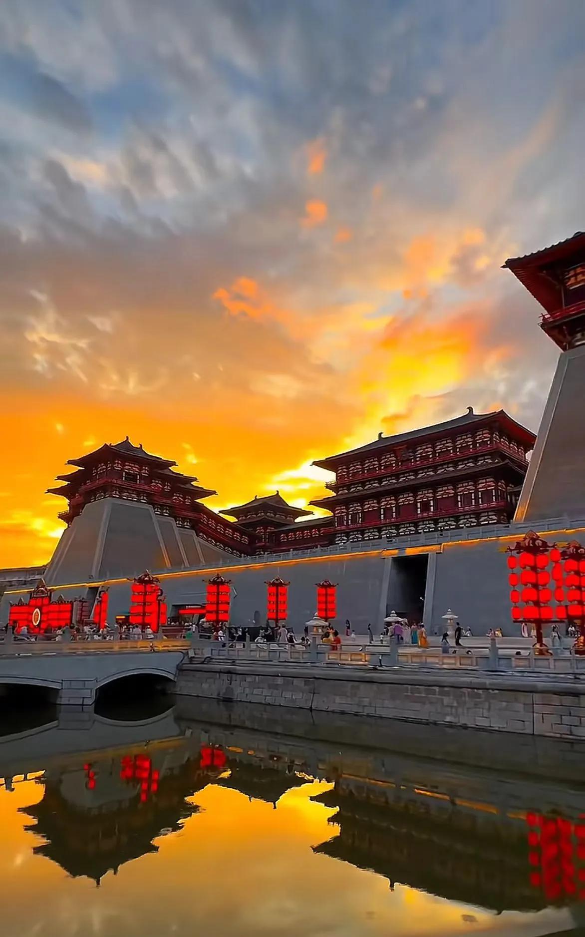 美丽的洛阳。
小区邻居拍摄的照片，美丽的洛阳在夕阳下，霞光漫天。应天门在夕阳下熠