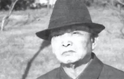 一名退休老教师在毒窝卧底了11年，为警方提供了900多条机密情报。某天，毒贩家中