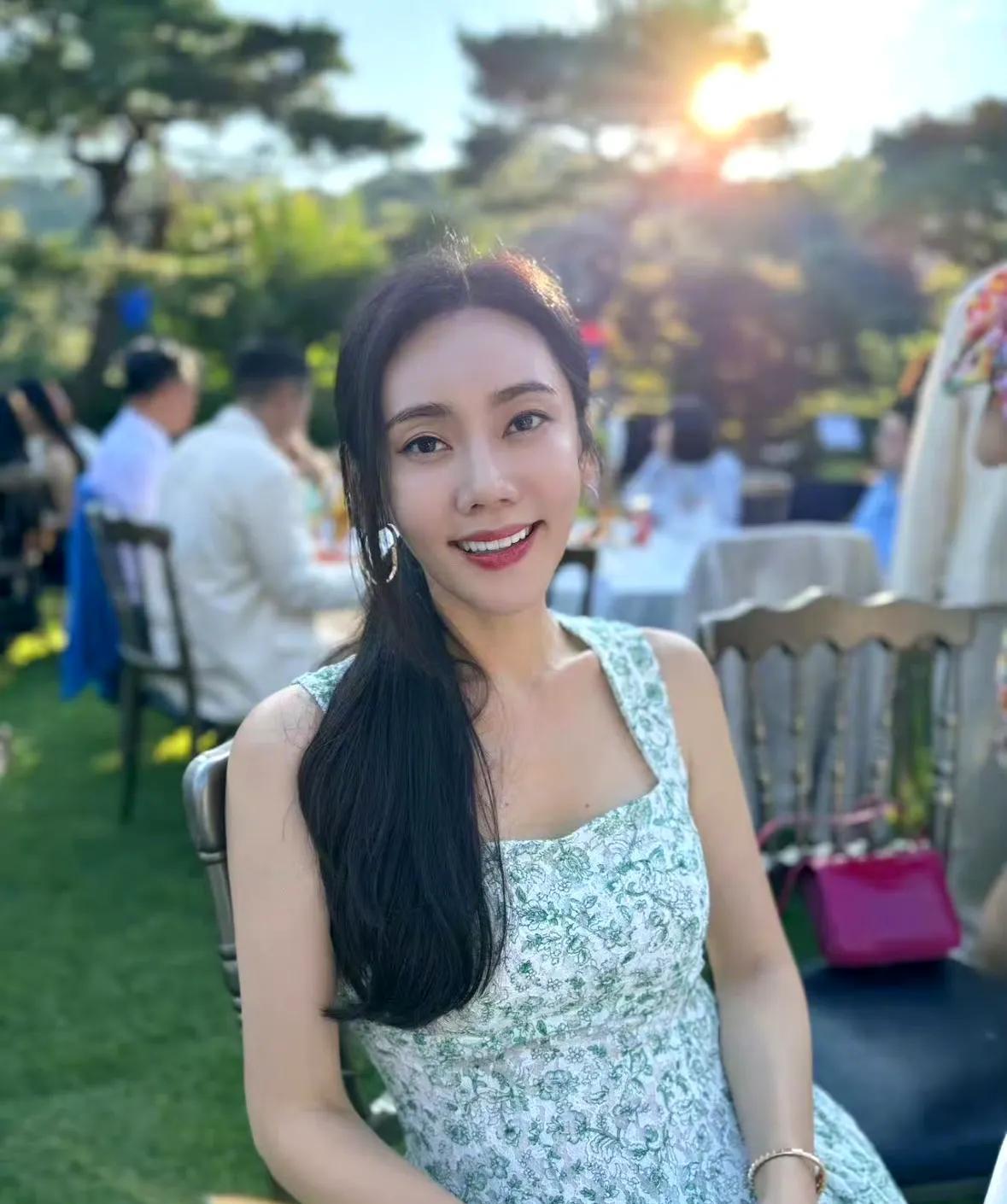 她当初来中国发展是最正确的决定，要不然她怎么找到这么好的中国老公，她如今基本上就