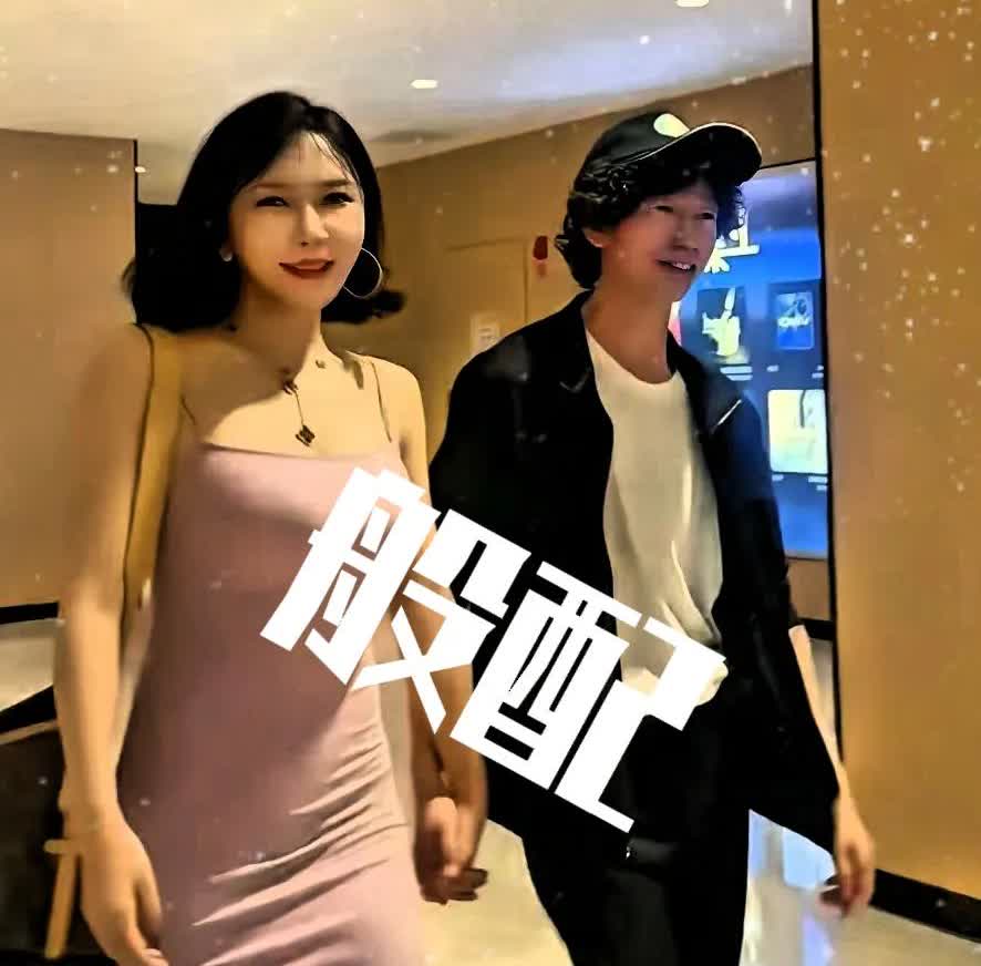 庞麦郎这是要恋爱了吗
这位丰韵的女士
不正是在庞麦郎演唱会上
伴舞的那位吗