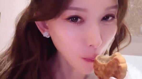 林志玲晒视频庆中秋，长卷发皮毛大衣显贵气，吃月饼津津有味