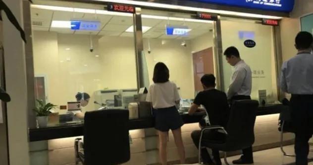 现在的二手房基本锁死了，无论挂出来多少套房只要价格不跳水就别想卖出去。现在是买方