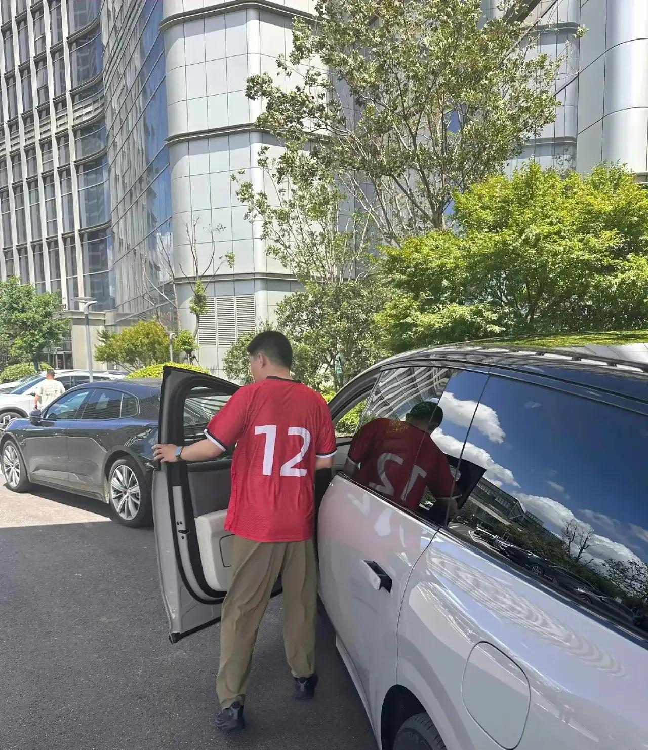 #李想开理想i8去看苏超#理想看似是开着新款i8去看球，实则是为i8预热打广告。