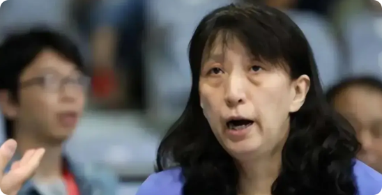 中国体育各协会负责人年龄如下:

1，中国篮协主席，郭振明，60岁
2，中国足协