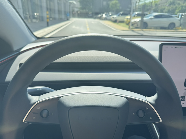 加回拨杆的特斯拉新3绝对操控世界第一
在这里，
必须要承认特斯拉新3的操控绝对是