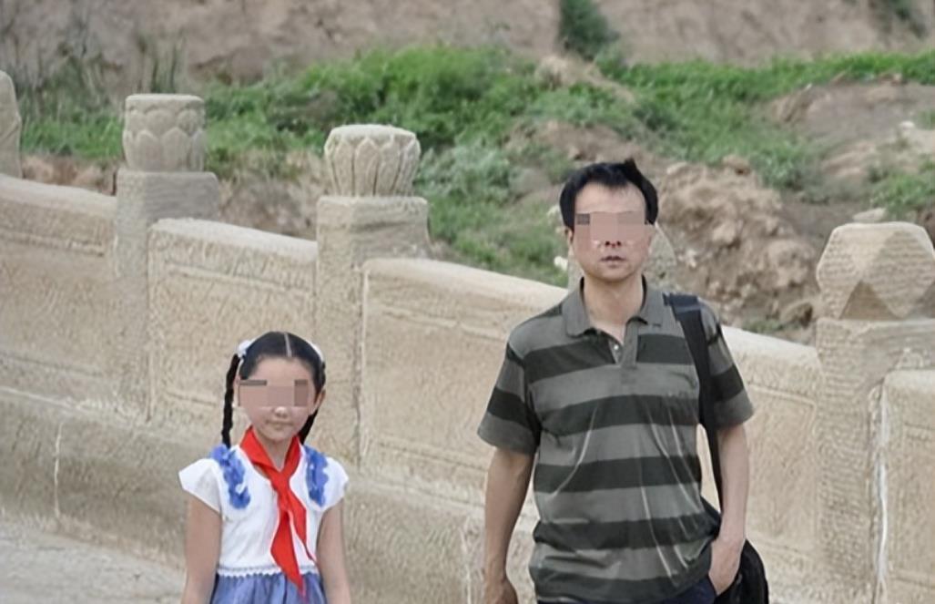 北京，因妻子无法生育，男子便抱养了一女婴。20年后妻子去世，男子再婚，并与现任妻