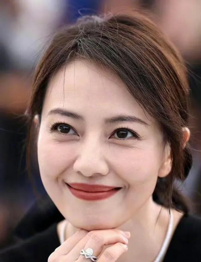 46岁的高圆圆终于可以做自己了：我也不需要社交，除了工作就回家，每天看女儿，表达