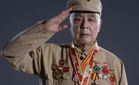 1952年，上甘岭阵地上，16岁的小战士唐章洪突然尿急，索性尿在迫击炮上，没想到