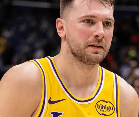 湖人更新官方社媒，公布了今日对阵猛龙的球队伤病报告。
出战成疑：卢卡-东契奇（左