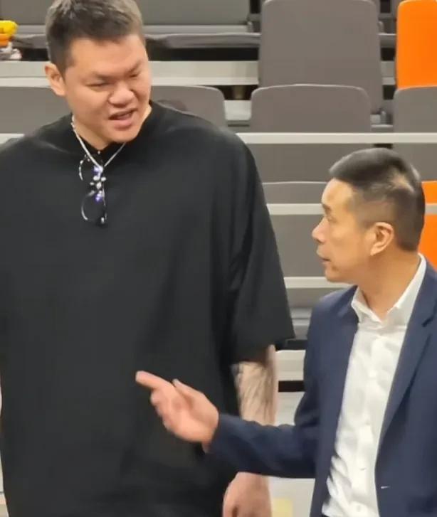 广东队引进新小外还会有新动作吗？
昨晚对广厦比赛前，宏远董事长陈海涛与俱乐部总经