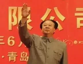 下图一是毛主席特型演员冯进力老师所塑造的伟人艺术形象；下图二是毛主席特型演员李学