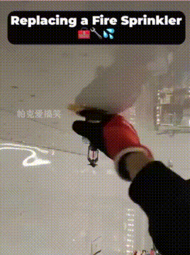 工人更换烟雾警报，刚拆下一通脏水，主打一个稳准狠！
