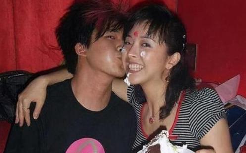 2001年夏夜，太张伟举办生日宴会，请来一众好友，酒足饭饱后正要结账，他发现没带