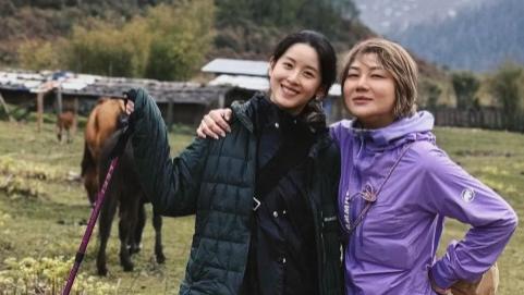 章泽天晒素颜徒步照，穿花裤子“大妈装”一点不俗气，脸上有瑕疵反而更美了