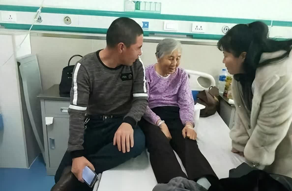 2022年，黑龙江抚远某医院，病友家属对老太太的女儿赞不绝口，谁知，女儿听后哈哈