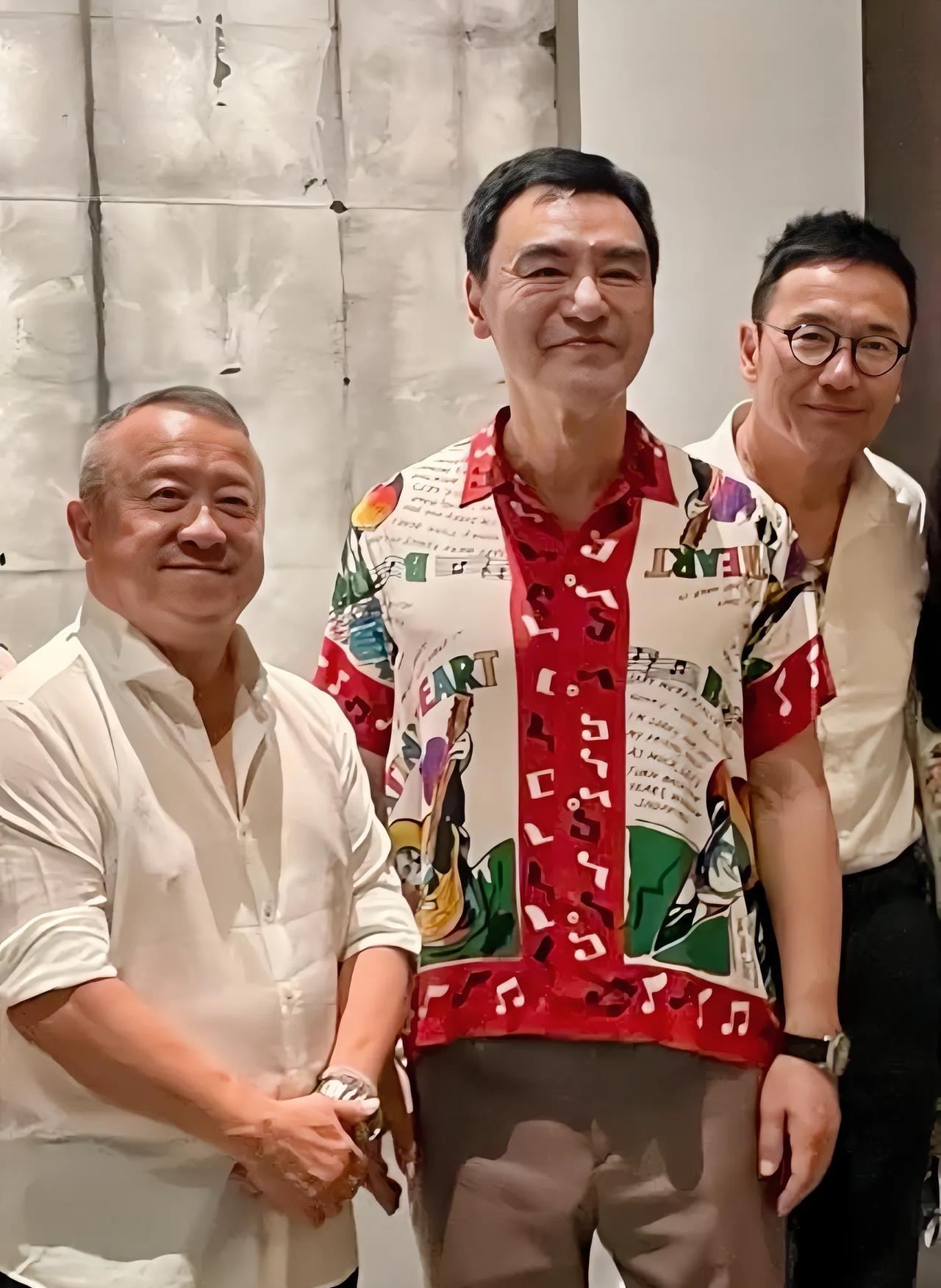 一个演喜剧的，一个唱歌的，一个“最帅杨康”，好多老一辈的港星演员，真是我们80后