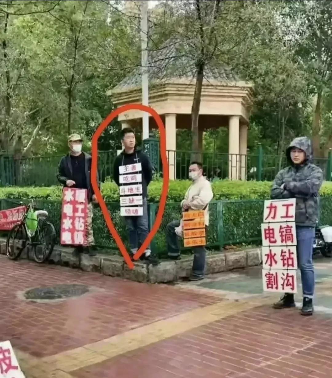 哥们是不是出门着急，拿错牌子了？[看]