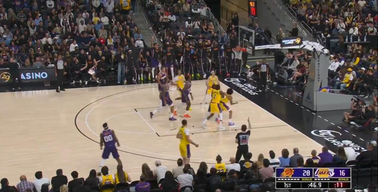 今天中午NBA第三场季前赛已经开打：
太阳VS湖人！
第一节：
艾顿和伊戈达罗进