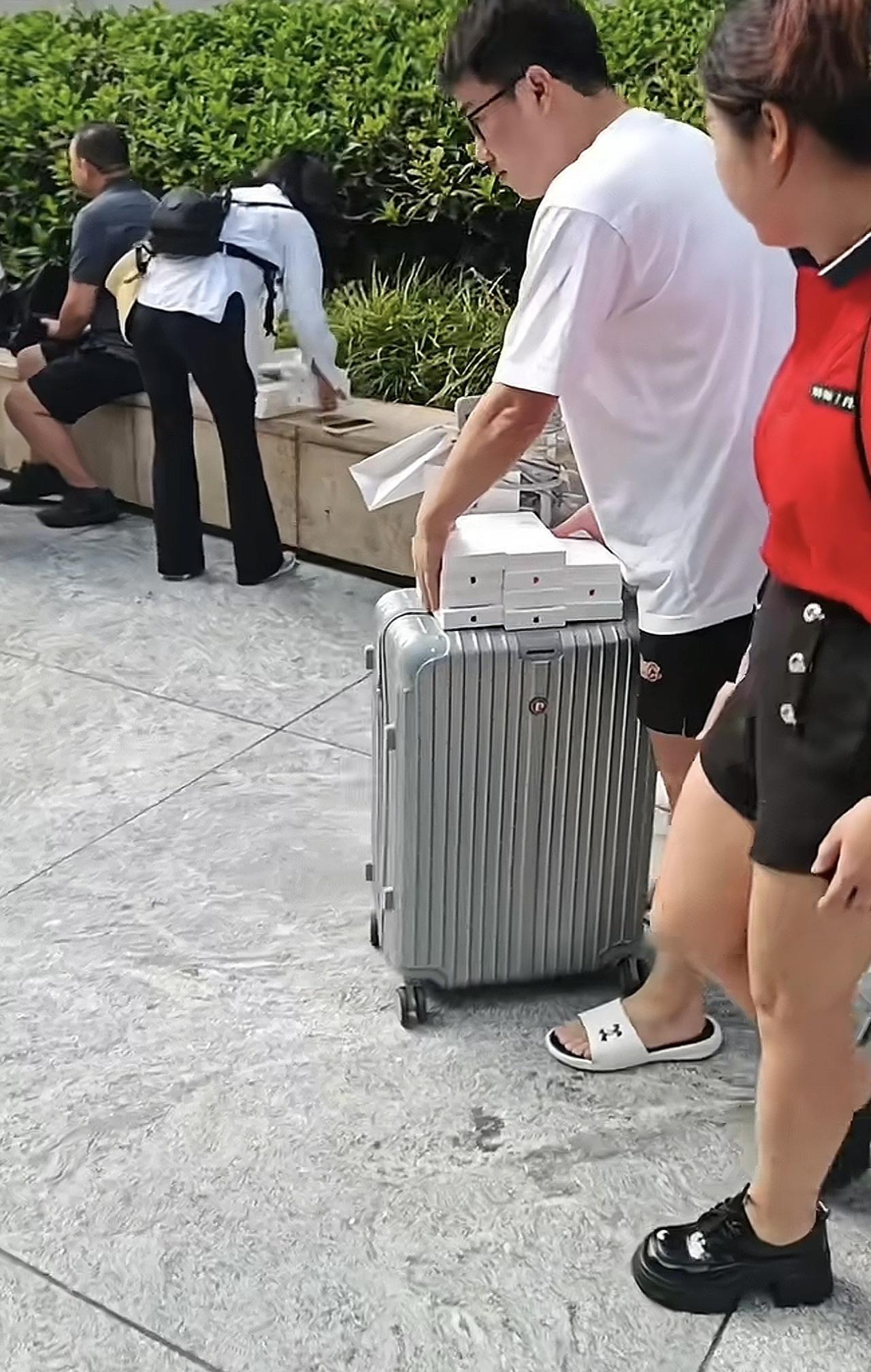 苹果手机17出来了，太抢手了。许多人想买却一台都买不到，没想到黄牛手里直接好几十