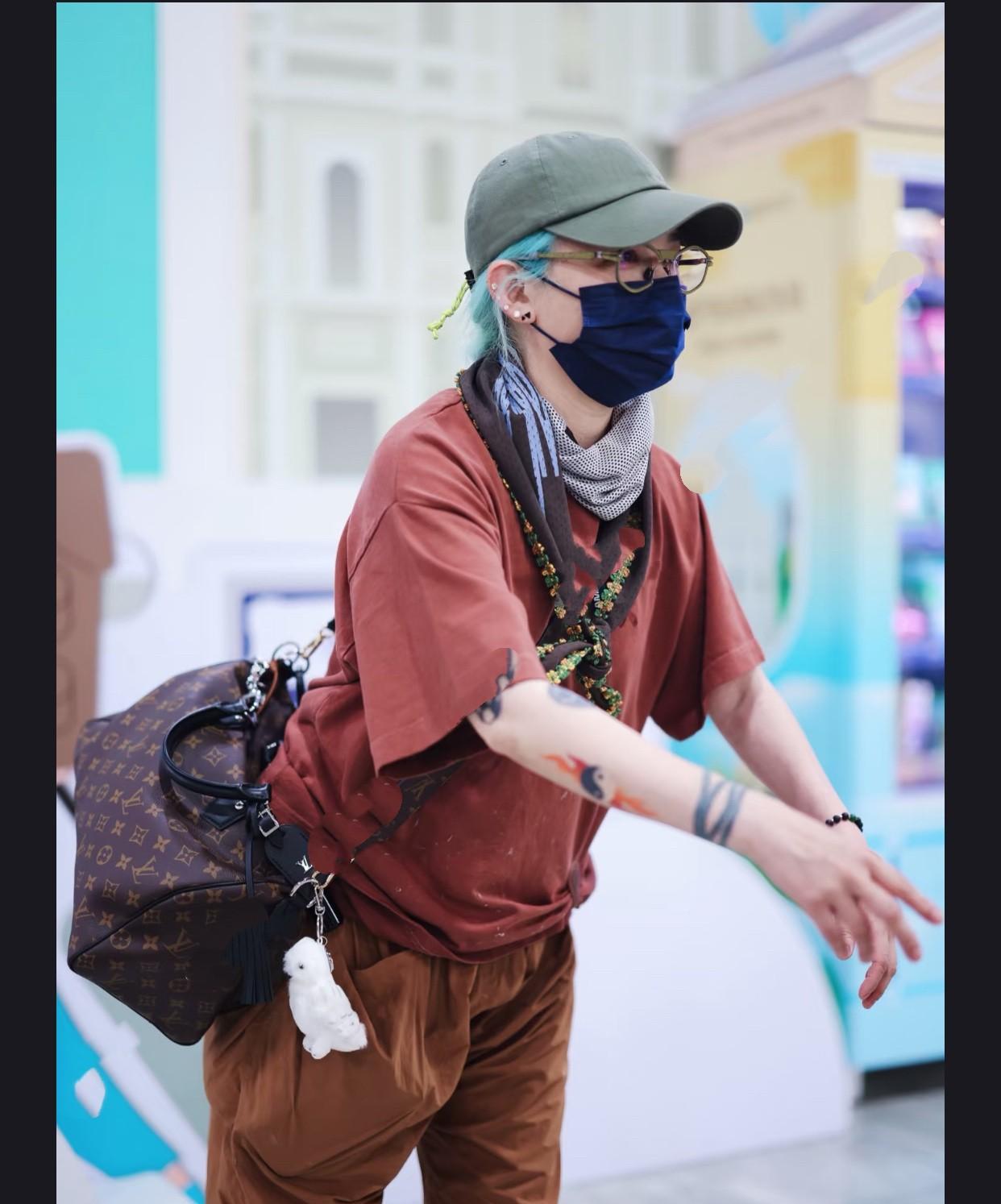 范晓萱这是又把头发染成绿色啦
48岁的她就这么任性地长大
姐的头发姐做主
想咋样