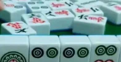 麻将馆的老板娘说。
有一个男的10点多过来。
老板娘的六桌麻将已经满了。

