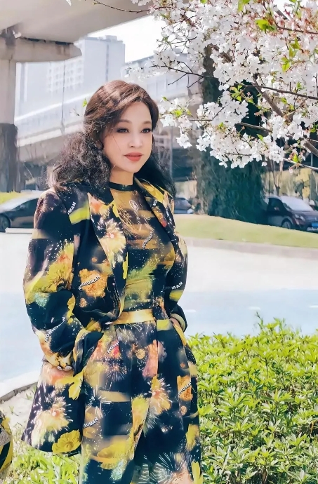 76岁的刘晓庆
我突然发现大花的衣服其实特别美
主要是庆奶奶穿上太合适了
满满的