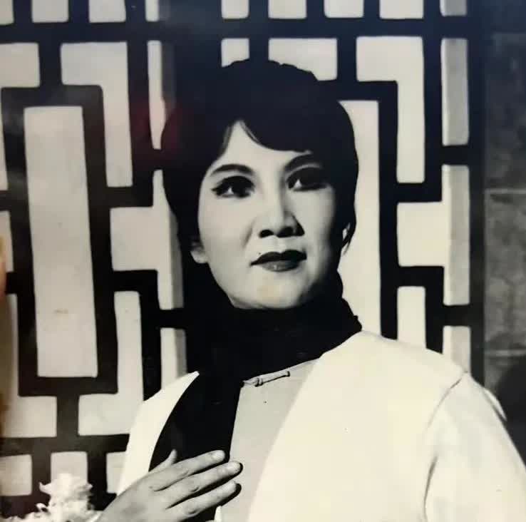 她是南京越剧团著名的前辈旦角演员。
图一是1977年，她在现代戏《蝶恋花》中饰
