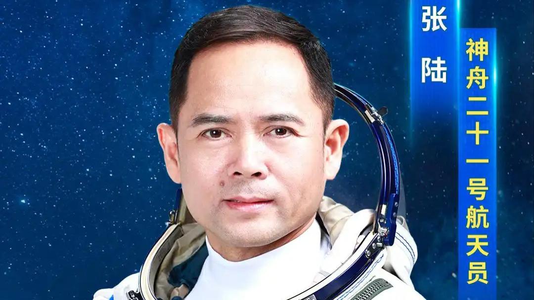 神舟二十号遭太空碎片撞击，航天员滞留太空，中国应急飞船待命