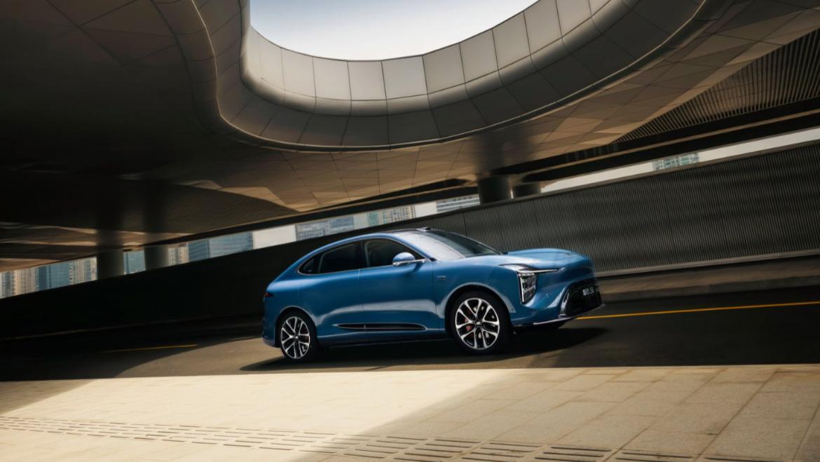 自带超充桩！智己LS6超级增程：1500公里续航+大五座+19.79万起售