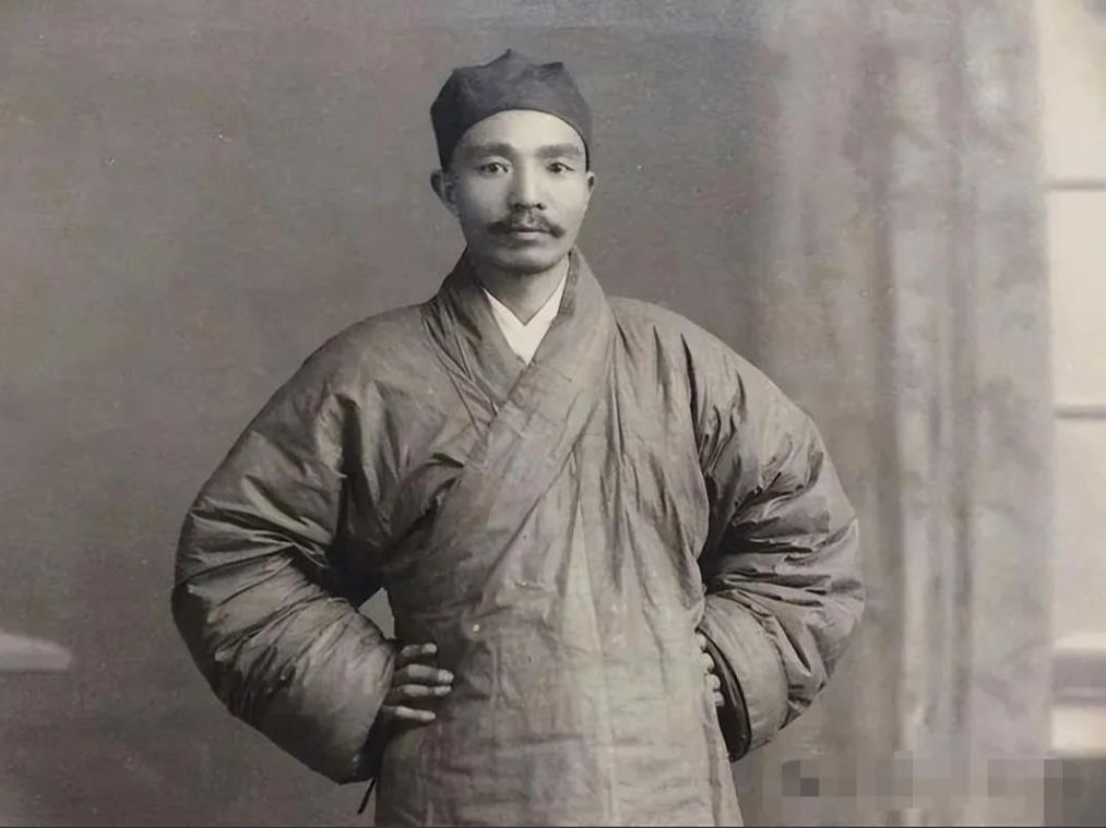 1937年南京大屠杀后，一位中国道士下定决心要报仇雪恨，他带着一只猴子，苦练猴拳