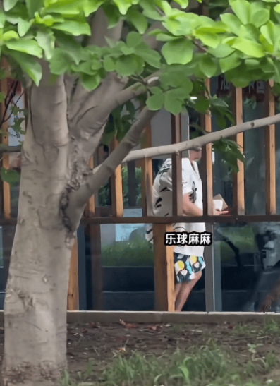 梁靖崑因腰伤退赛，
终于现身了，
但万万没想到他是这样的，
只见视频中的大胖穿着