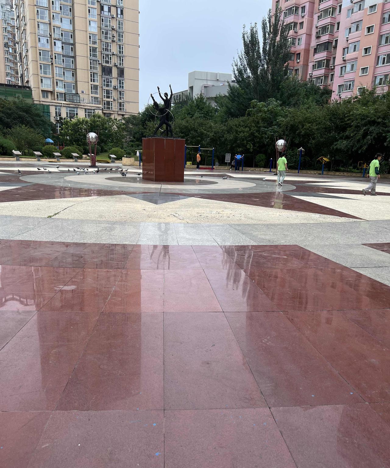 一般物业就几个管理人员，公司负责交保险。但是保安保洁很多人是临时雇用的，一个月就