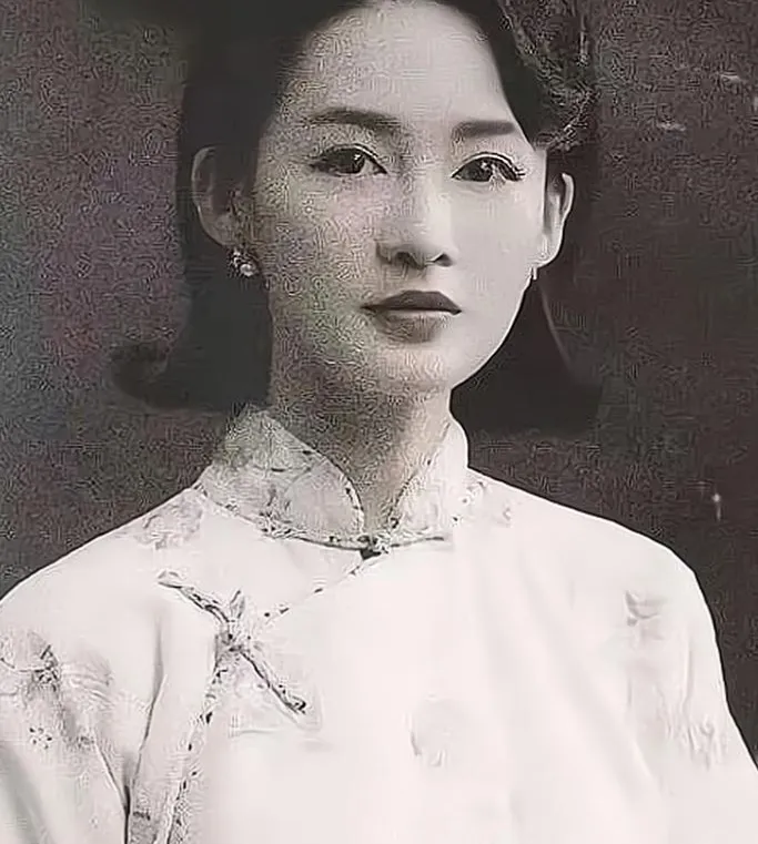1918年，一女子结婚6年不能生育，被丈夫赶出家门。之后，她被一名年轻军官看上。