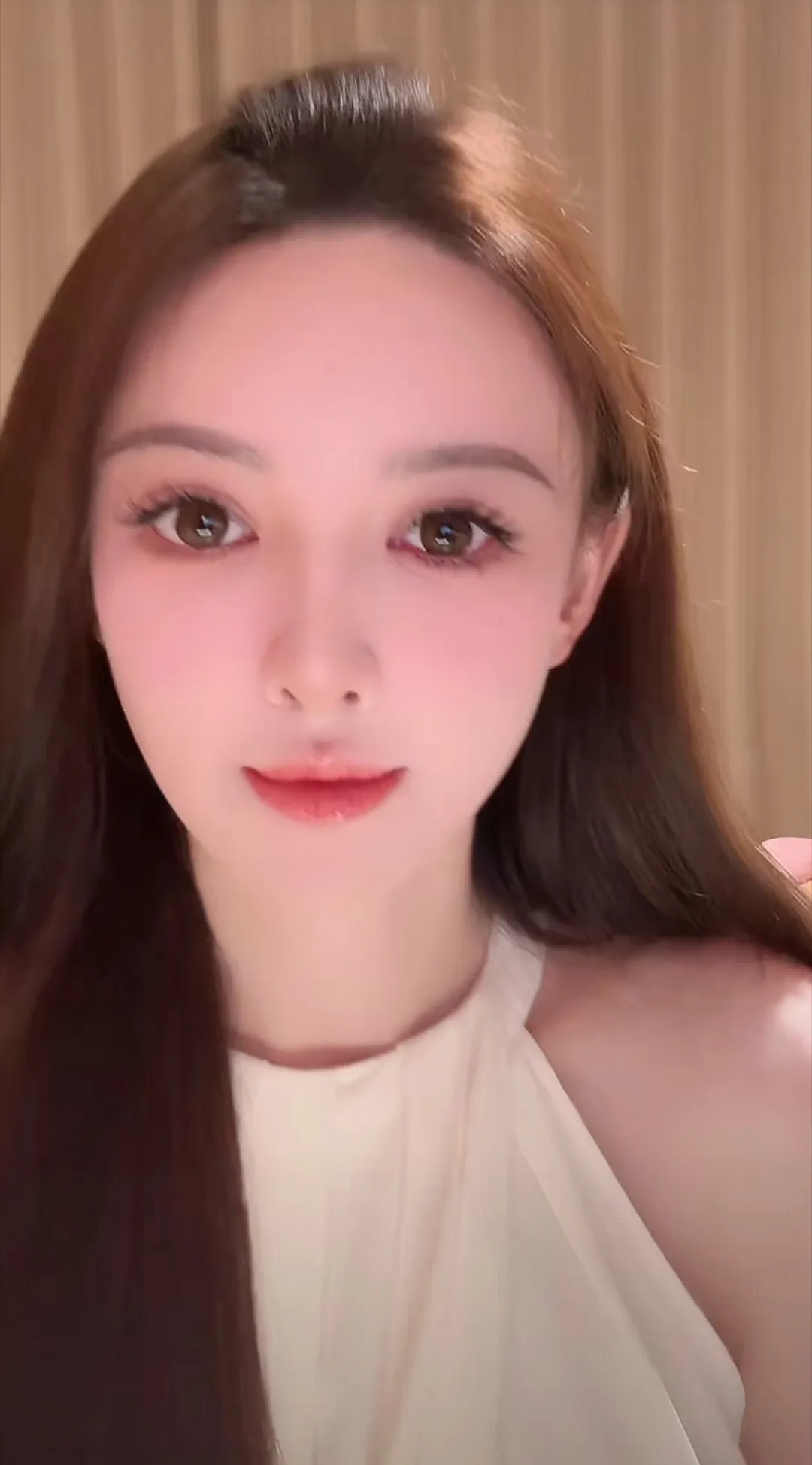 一时间，不知道该说她可怜还是该说她可恨。

和黄晓明搭上关系，流量是有了，可是据