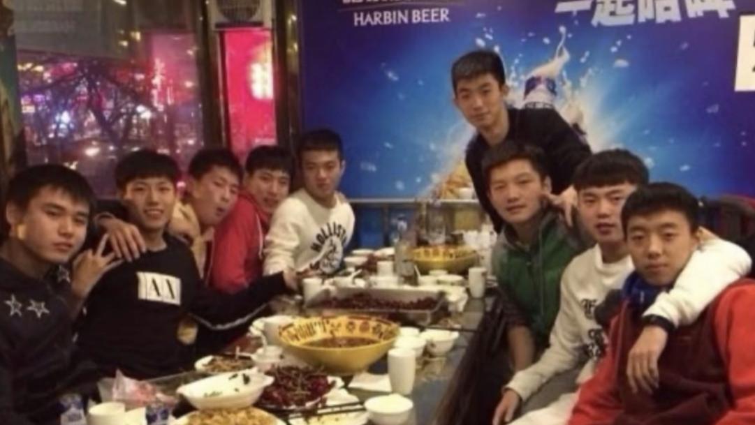 珍贵的中国男乒私下聚餐合影：除了樊振东，其余8个人能认出来7个
