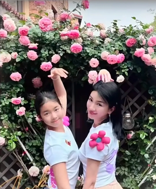 黄奕与女儿在自家院子里跳舞，母女互动好有爱，不愧是小棉袄，果然暖心！
十二岁的女