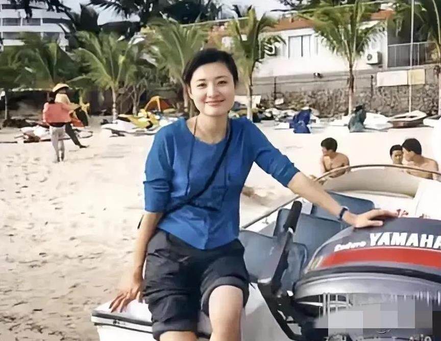 主持人周涛素颜太美啦！皮肤白皙透亮，浑身散发着一股魅力，真的好漂亮！眉眼带笑，气