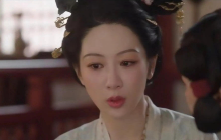 现在不管怎么看都有点欣赏不来她的颜值了，脸部肿胀，有点发腮了，看起来不够自然，没