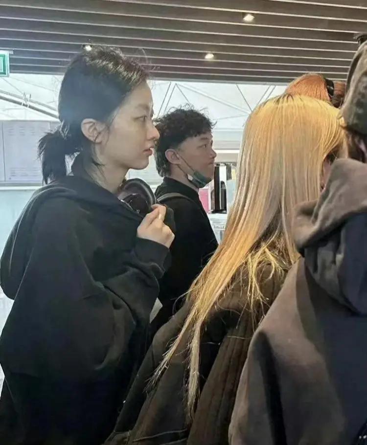 陈奕迅女儿要出道？20岁陈康堤近照曝光引热议！
近日，陈奕迅妻子徐濠萦与女儿陈康